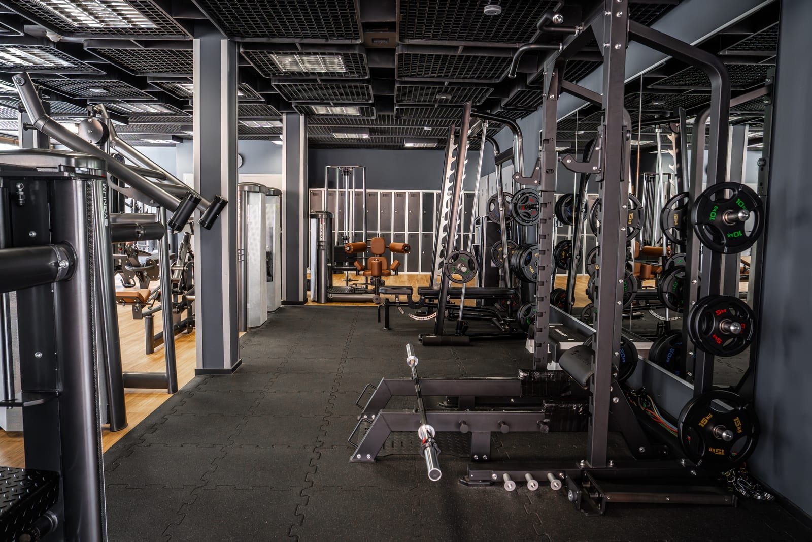 Freihantelbereich mit Half Rack und Multipresse im body factory Hofgeismar